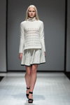 Modenschau von Naira Khachatryan — Riga Fashion Week AW17/18 (Looks: weißer Pullover, weißer Rock, schwarze Sandaletten)