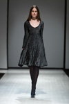 Modenschau von Naira Khachatryan — Riga Fashion Week AW17/18 (Looks: schwarzes Kleid, schwarze Strumpfhose, schwarze Sandaletten)