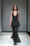 Pokaz Naira Khachatryan — Riga Fashion Week AW17/18 (ubrania i obraz: top z dekoltem czarny, spodnie czarne)