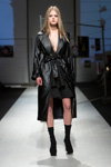 Pokaz Narciss — Riga Fashion Week AW17/18 (ubrania i obraz: palto czarne, sukienka z dekoltem czarna)