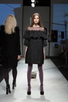 Pokaz Narciss — Riga Fashion Week AW17/18 (ubrania i obraz: suknia koktajlowa czarna, rajstopy niebieskie, półbuty czarne)