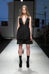 Pokaz Narciss — Riga Fashion Week AW17/18 (ubrania i obraz: suknia koktajlowa z dekoltem czarna)