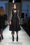 Pokaz Narciss — Riga Fashion Week AW17/18 (ubrania i obraz: sukienka czarna, rajstopy czarne, botki damskie czarne)