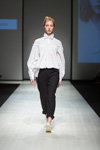 Показ Natālija Jansone — Riga Fashion Week AW17/18 (наряды и образы: белая блуза, чёрные брюки)