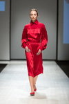 Показ Natālija Jansone — Riga Fashion Week AW17/18 (наряды и образы: красное платье, красные туфли)