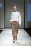Pokaz Natālija Jansone — Riga Fashion Week AW17/18 (ubrania i obraz: pulower biały, spodnie w kolorze kawa z mlekiem)