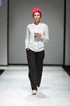 Pokaz Natālija Jansone — Riga Fashion Week AW17/18 (ubrania i obraz: bluzka biała, spodnie czarne)