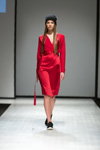 Паказ Natālija Jansone — Riga Fashion Week AW17/18 (нарады і вобразы: чорная трыкатажная шапка, чырвоная сукенка з запахам)