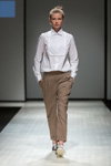 Паказ Natālija Jansone — Riga Fashion Week AW17/18 (нарады і вобразы: белая блуза, штаны колеру кавы з малаком)