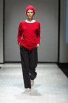 Показ Natālija Jansone — Riga Fashion Week AW17/18 (наряди й образи: червона трикотажна шапка, чорні брюки, червоний джемпер)