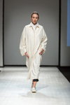 Pokaz Natālija Jansone — Riga Fashion Week AW17/18 (ubrania i obraz: palto białe)