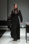 Показ NÓLÓ — Riga Fashion Week AW17/18 (наряды и образы: чёрное платье макси)