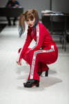 Pokaz NÓLÓ — Riga Fashion Week AW17/18 (ubrania i obraz: strój sportowy czerwony, sandały czarne, skarpetki szare)