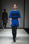 Показ One Wolf — Riga Fashion Week AW17/18 (наряды и образы: синие носки, синяя футболка со слоганом)