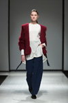 Показ Pohjanheimo — Riga Fashion Week AW17/18 (наряды и образы: белая блуза, синие брюки, бордовый жакет)