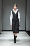 Pokaz Pohjanheimo — Riga Fashion Week AW17/18 (ubrania i obraz: bluzka biała, sukienka czarna, podkolanówki czarne, półbuty czarne)
