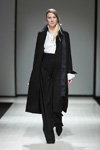 Показ Pohjanheimo — Riga Fashion Week AW17/18 (наряды и образы: белая блуза, чёрные брюки, чёрный плащ)