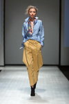 Modenschau von Talented — Riga Fashion Week AW17/18 (Looks: gestreifte blau-weiße Bluse, sandfarbene Hose)