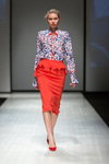 Показ Talented — Riga Fashion Week AW17/18 (наряды и образы: разноцветная блуза, красная юбка, красные туфли)