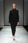 Показ Talented — Riga Fashion Week AW17/18 (наряды и образы: чёрный комбинезон, синие туфли)