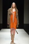 Modenschau von DiLiborio — Riga Fashion Week SS18 (Looks: khakifarbener Trenchcoat, orange Kleid)