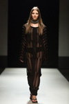 Pokaz DiLiborio — Riga Fashion Week SS18 (ubrania i obraz: suknia wieczorowa czarna przejrzysta, klapki czarne)