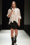 Pokaz DiLiborio — Riga Fashion Week SS18 (ubrania i obraz: koszula biała, szorty czarne, kozaki czarne)