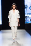 Desfile de Natālija Jansone — Riga Fashion Week SS18 (looks: sneakers blancos, traje de pantalón blanco)