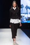 Pokaz Natālija Jansone — Riga Fashion Week SS18 (ubrania i obraz: skórzana kurtka biker czarna, bluzka biała, spodnie czarne)