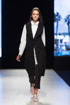 Показ Natālija Jansone — Riga Fashion Week SS18 (наряды и образы: чёрный жилет, белая блуза, чёрные брюки)
