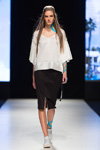 Pokaz Natālija Jansone — Riga Fashion Week SS18 (ubrania i obraz: top biały, spódnica czarna)