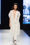 Desfile de Natālija Jansone — Riga Fashion Week SS18 (looks: túnica blanca, pantalón blanco)
