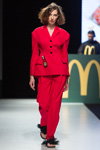 Pokaz NÓLÓ — Riga Fashion Week SS18 (ubrania i obraz: spodnium czerwone)