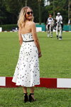 Joanne Froggatt. Sentebale Royal Salute Polo Cup 2017 (ubrania i obraz: sukienka w groszki midi biała, półbuty czarne, okulary przeciwsłoneczne)