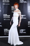 Goście. Sydney Film Festival 2017 (ubrania i obraz: suknia wieczorowa biała, kopertówka czarna, rude włosy, tatuaż)