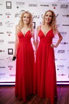 Volga Korol i Katya Korol. TWIN FEST 2017 (ubrania i obraz: suknia wieczorowa z rozcięciem czerwona, blond (kolor włosów))