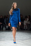 Pokaz Anastasiia Ivanova — Ukrainian Fashion Week FW2017/18 (ubrania i obraz: sukienka niebieska obcisła, półbuty niebieskie)