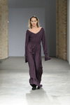 Modenschau von Laksmi by Maryana Steshenko — Ukrainian Fashion Week FW2017/18 (Looks: auberginefarbenes Kleid)