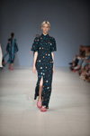 Maria Grebenyuk. Modenschau von POUSTOVIT — Ukrainian Fashion Week SS18 (Looks: schwarzes bedrucktes Kleid)