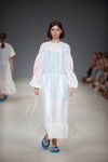 Desfile de POUSTOVIT — Ukrainian Fashion Week SS18 (looks: vestido blanco)