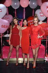 Taylor Hill, Sara Sampaio, Josephine Skriver. Josephine Skriver, Sara Sampaio, Taylor Hill. Presentación de Victoria's Secret (looks: vestido de cóctel rojo, zapatos de tacón rojos)
