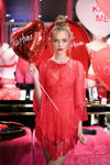 Жозефін Скрайвер. Ангели Victoria’s Secret відсвяткували День св.Валентина (наряди й образи: червона сукня з бахромою, пучок (зачіска))