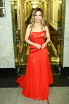 Фоторепортаж с концертной части шоу Валентина Юдашкина (наряды и образы: красное вечернее платье)
