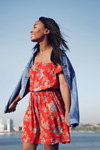 Весенние лукбуки от American Eagle Outfitters (наряды и образы: красное цветочное платье, голубая джинсовая куртка)