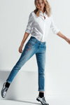 Лукбук BRAX AW17 (наряди й образи: біла блуза, блакитні джинси, срібні туфлі)