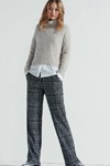 Lookbook von BRAX AW17 (Looks: grauer Pullover, weiße Bluse, graue karierte Hose)
