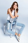 Кампания колготок Calzedonia SS 2017 (наряды и образы: голубые рваные джинсы, белый топ)