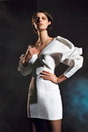 Lookbook Carmen March AW2017 (ubrania i obraz: suknia koktajlowa z dekoltem biała)