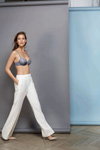 Campaña de lencería de Chantelle FW17 (looks: sujetador gris, pantalón blanco)