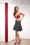 Кампания белья Chantelle FW17 (наряды и образы: красный бюстгальтер, красные шпильки, серая юбка)